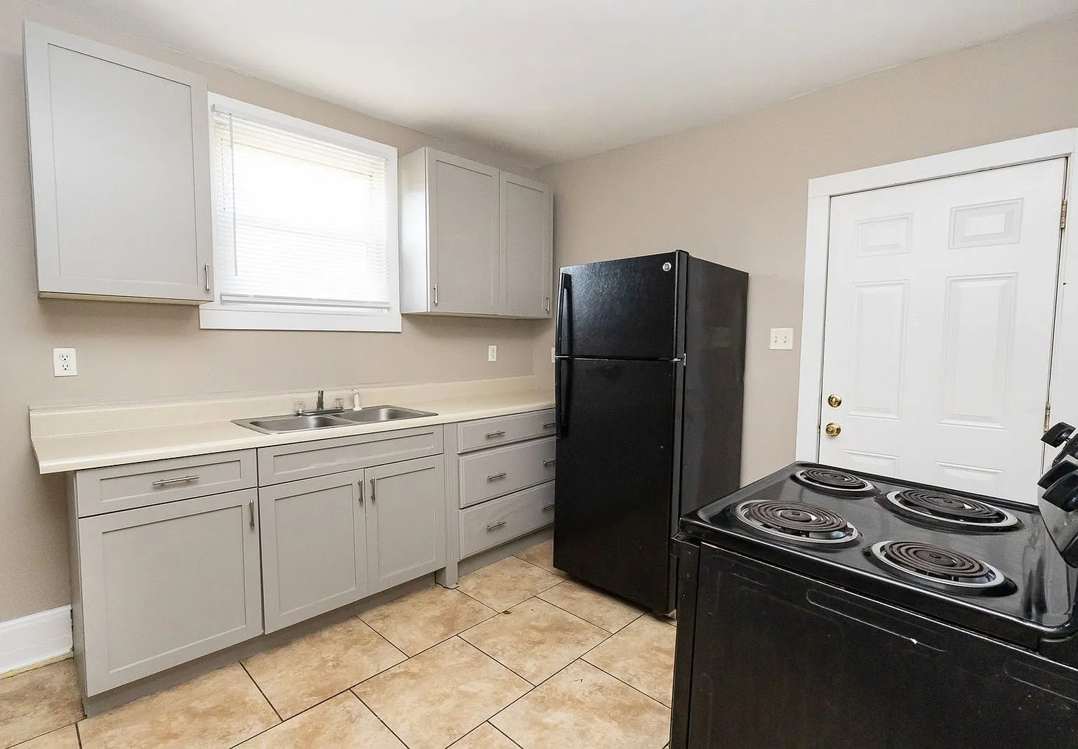 3 bed, 1.0 bath, 1125 sqft, $975 — Photo 2