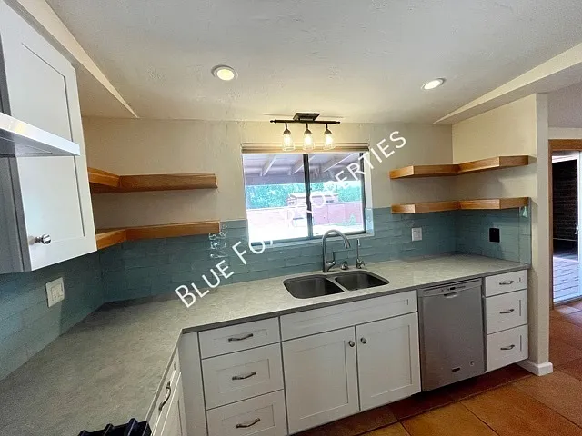 729 N Alamo Ave — Photo 3