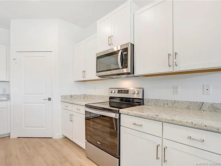1630 NE Skyhigh Ter — Photo 13