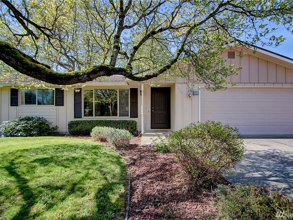 Welcome to 1203 S Spruce Street. 3 bedroom 1.5 bath rambler on large 1/4 acre lot.
