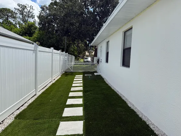 1689 SE Harp Ln, Port Saint Lucie, FL 34983