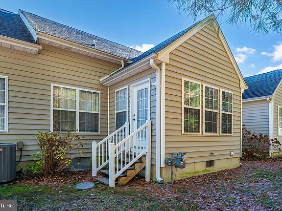 5th image of 11 Hatteras St