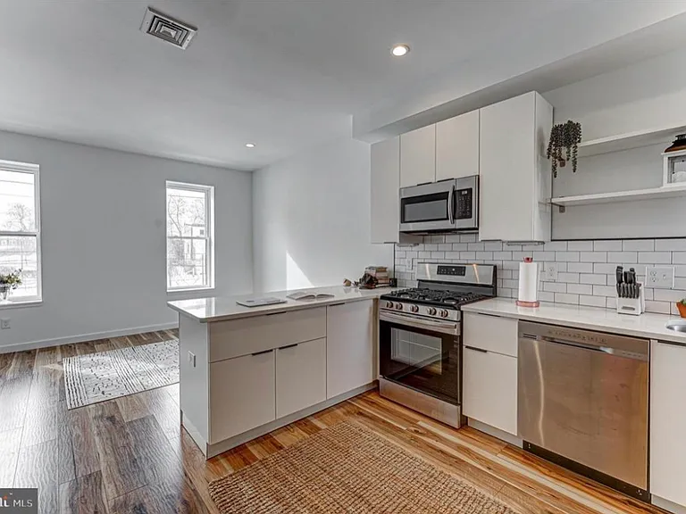 2437 W Oxford St #2 — Photo 2