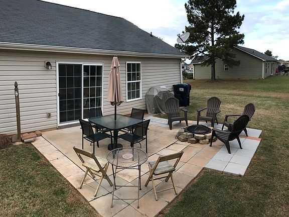 Outdoor Patio w/ Fire Pit 