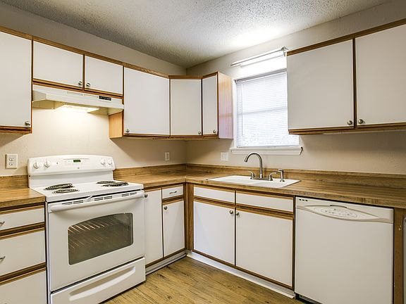Lots of cabinets!