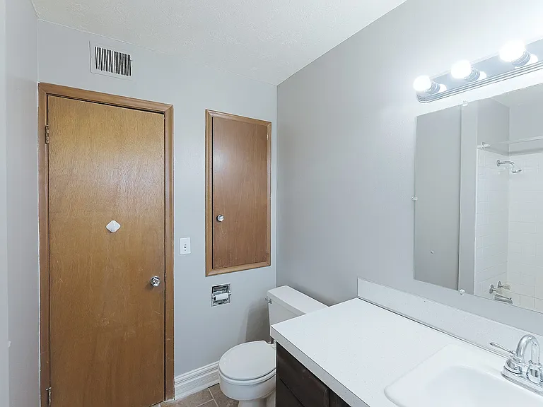 Beverly Hills Apartments — Photo 17
