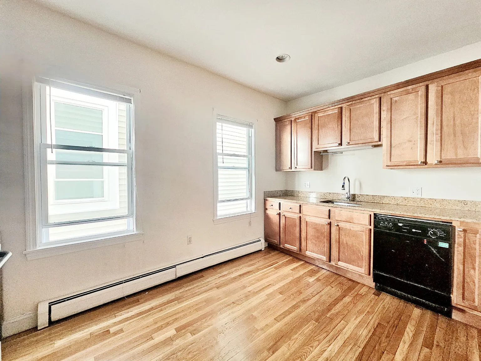 3 bed, 1.0 bath, 1100 sqft, $4,200 — Photo 2