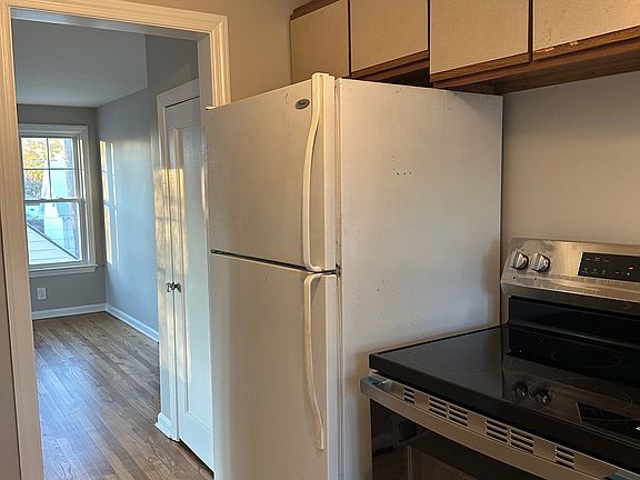 Kitchen looking into living room. New GE stove with self clean, 5 burners and "crisper" function.