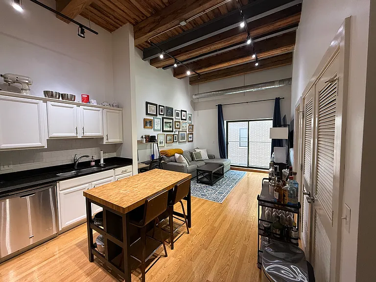 1050 W Hubbard St #2C — Photo 2