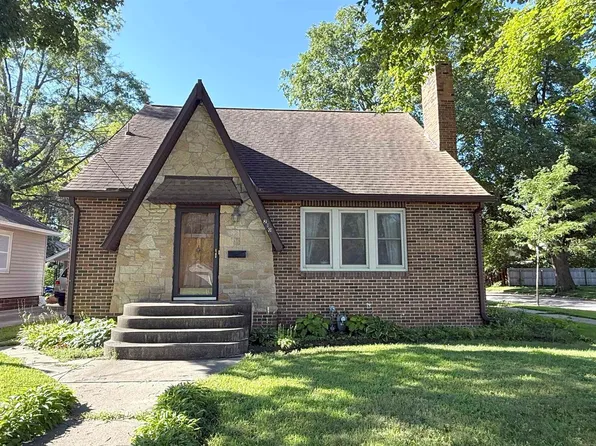 210 N Crescent Dr, Mason City, IA 50401