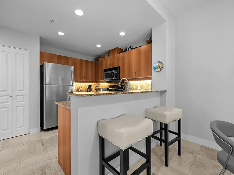 300 W Beech St #204 — Photo 4