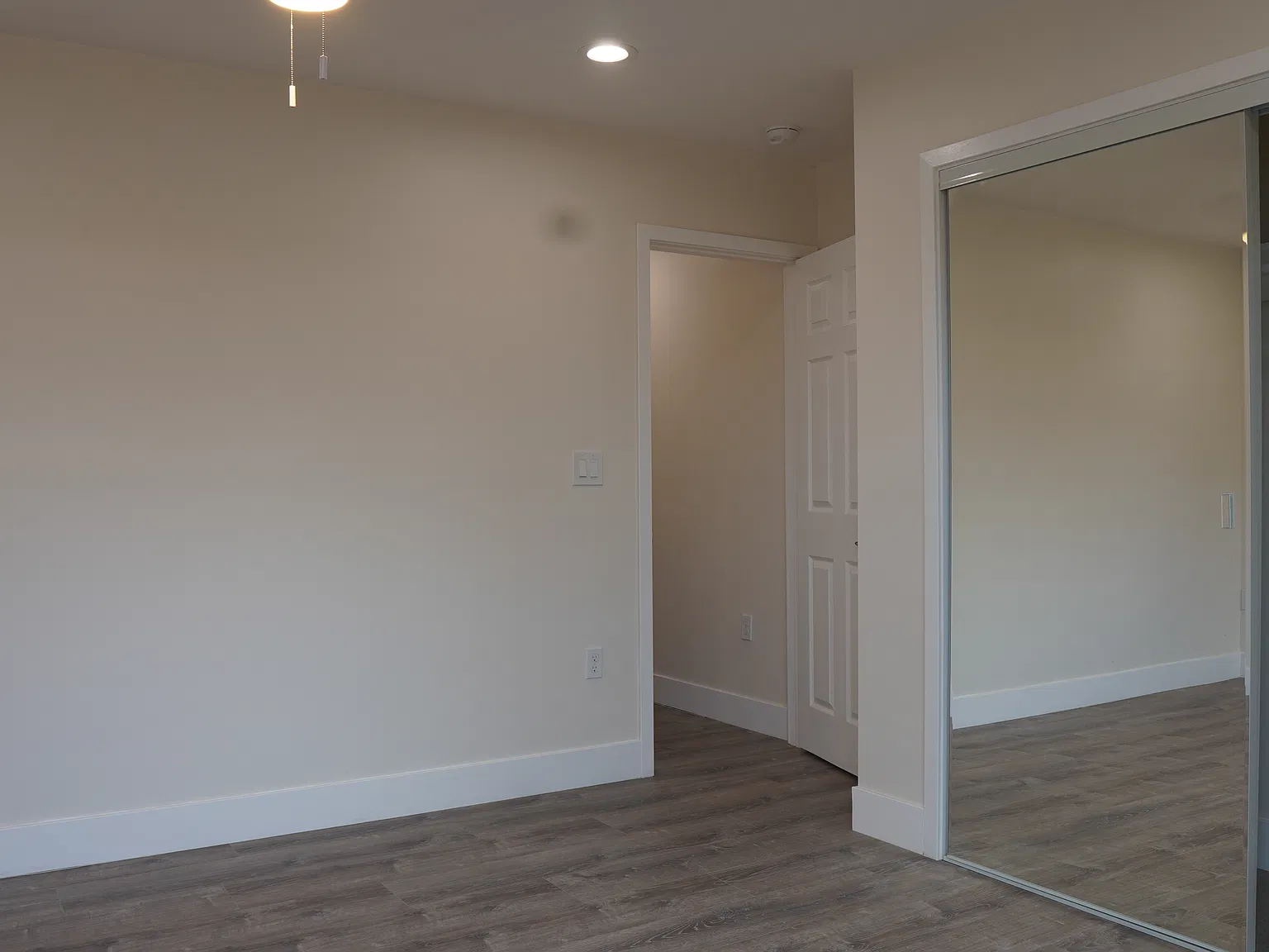 3 bed, 1075 sqft, $3,650 — Photo 2