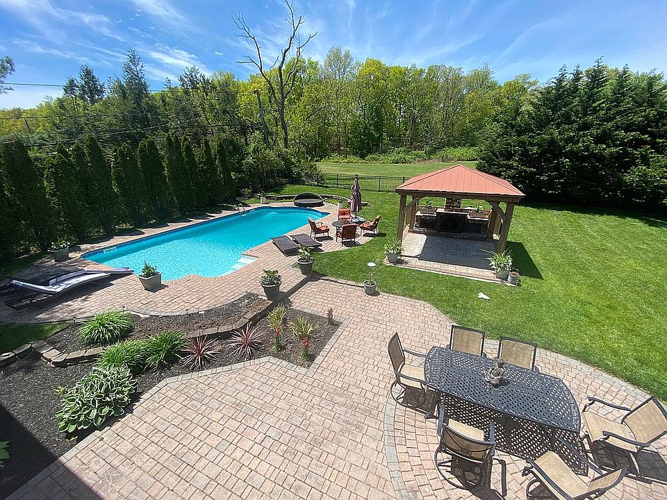 1st image of 16 Butterfield Dr
