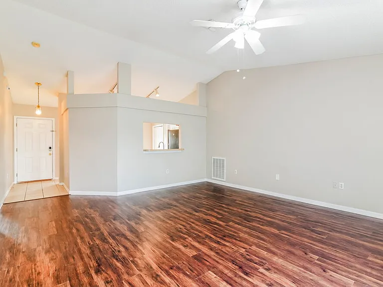 338 Arlington Cir — Photo 5