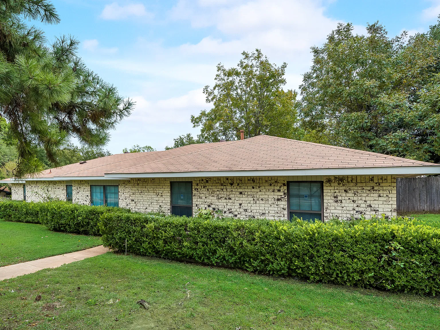 4 bed, 2.5 bath, 1901 sqft, $2,200 — Photo 4