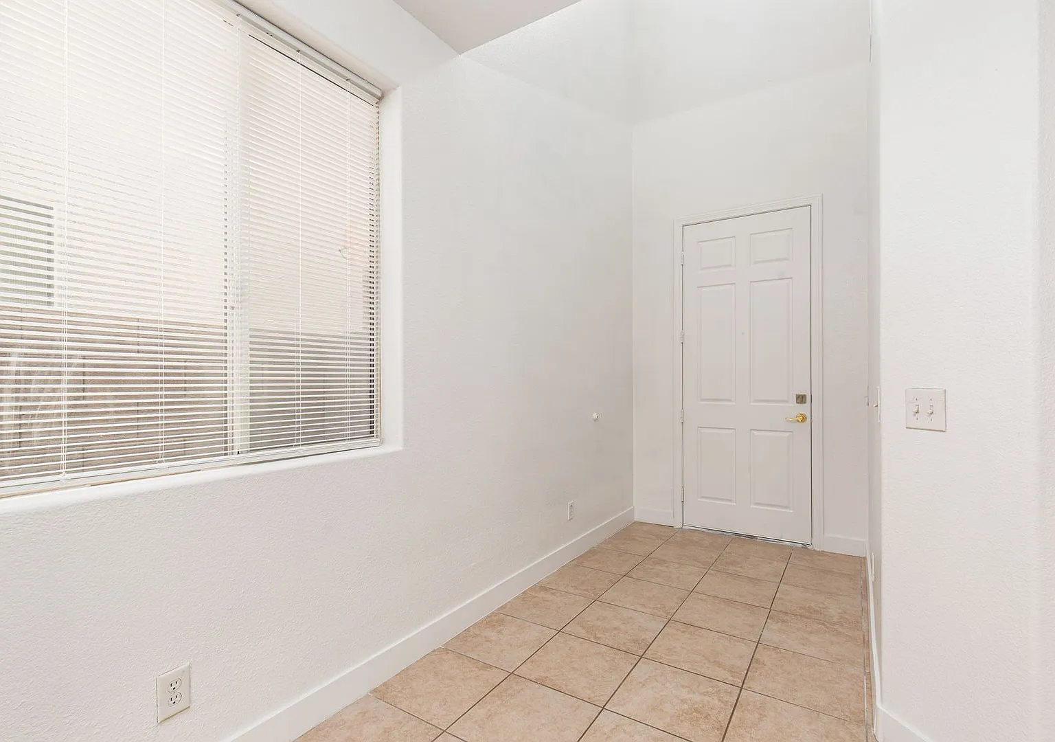 Freshly painted home in the SW with 3 br plus loft for only $1845 — Photo 4