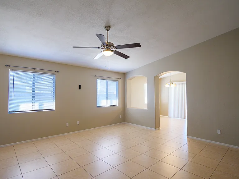 1672 W Wood Crest Ct — Photo 2