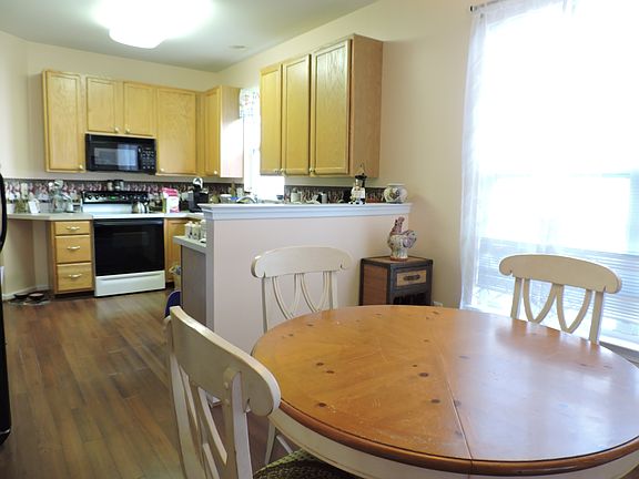 Breakfast area with flow to kitchen