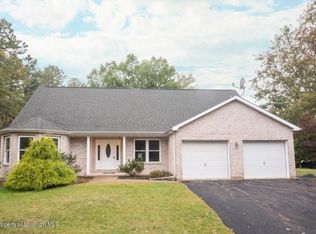 4 Golfwood Dr, Hazleton, PA 18202