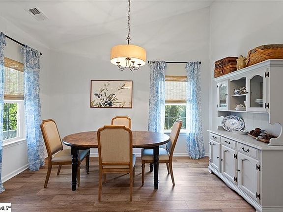 3rd image of 301 Valley Oak Dr
