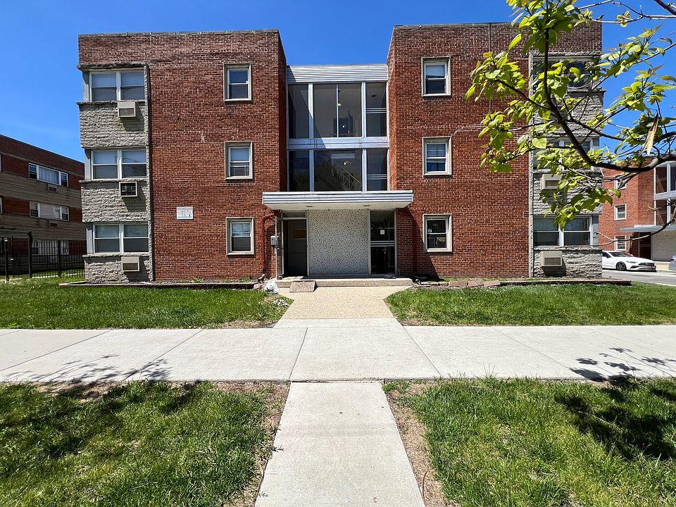 1st image of 2401 W Balmoral Ave APT 2C