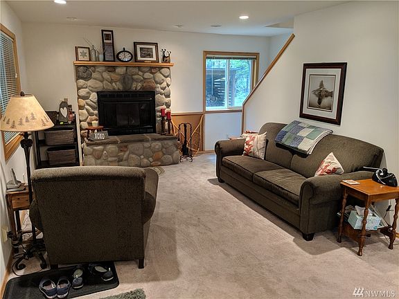 3rd image of 16325 Alpine Dr E