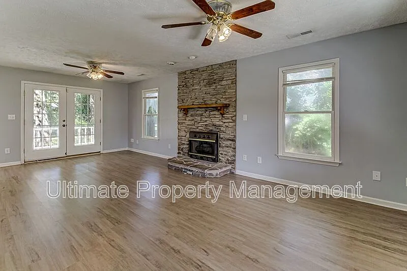 3 bed, 2.0 bath, 1764 sqft, $2,495 — Photo 4