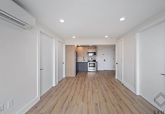 2nd image of 3421 Glenwood Rd #5G