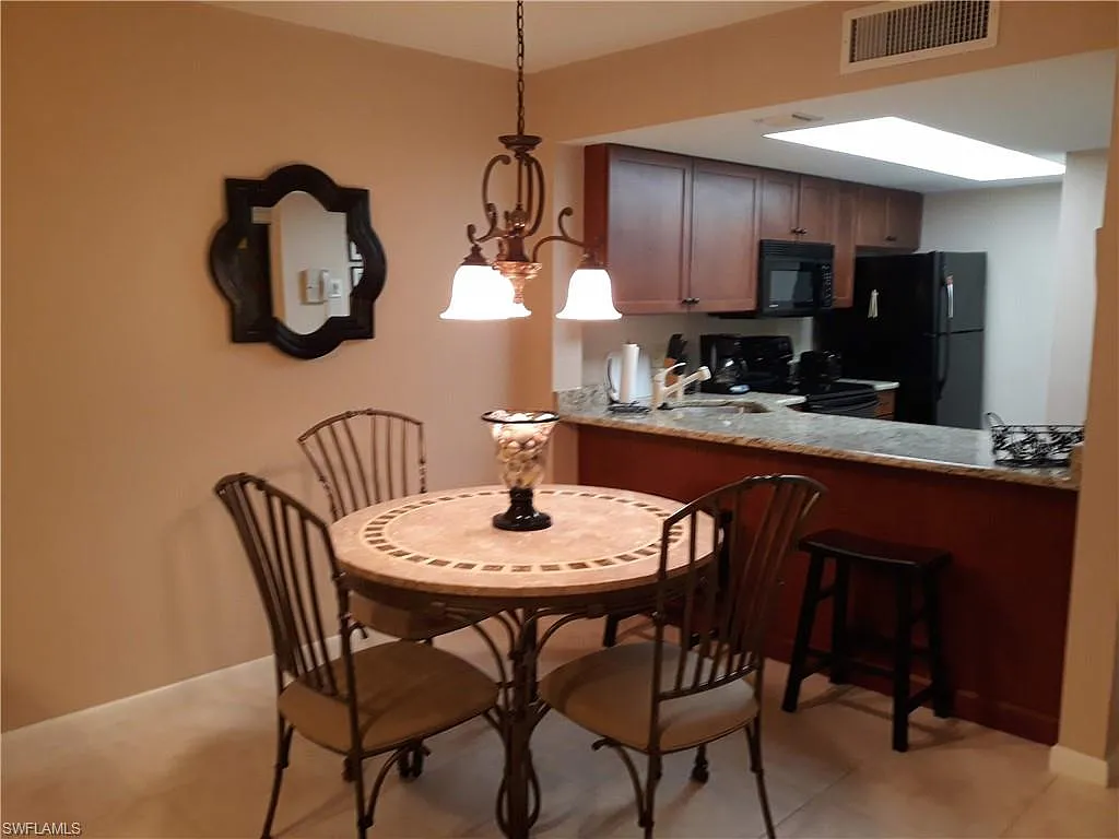 2 bed, 2.0 bath, 800 sqft, $5,200 — Photo 3