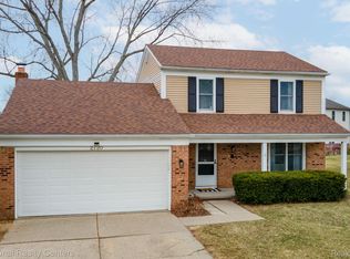 2720 Leewood Cir, Lake Orion, MI 48360