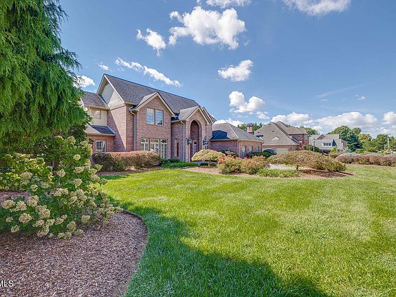 5th image of 517 Douglas Dr