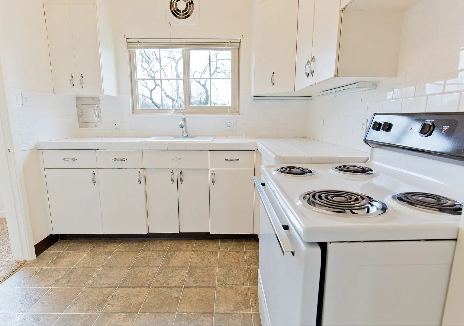 T0131 - Claremont Apartments — Photo 4