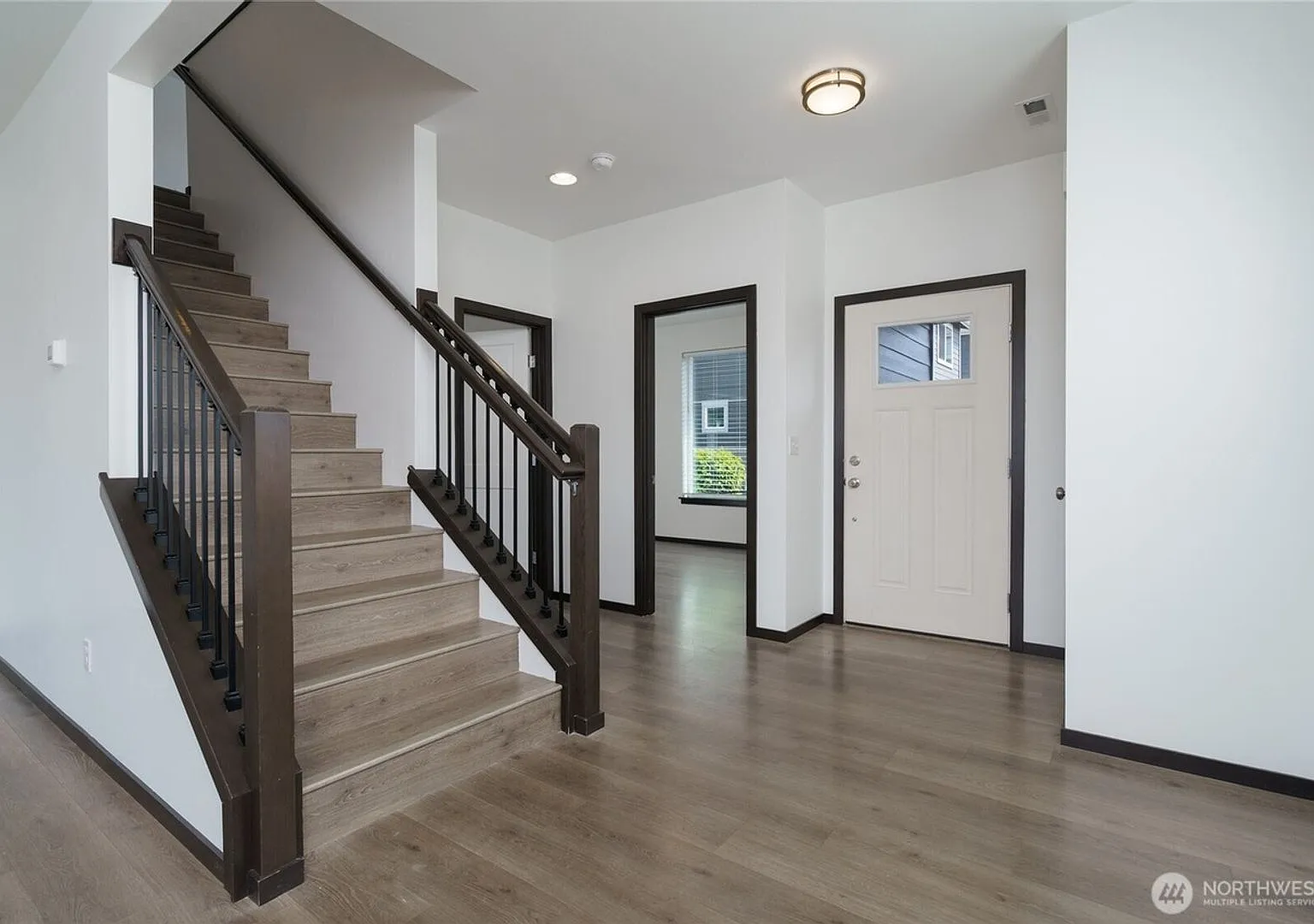 Mount Vernon 4 Bedroom — Photo 2