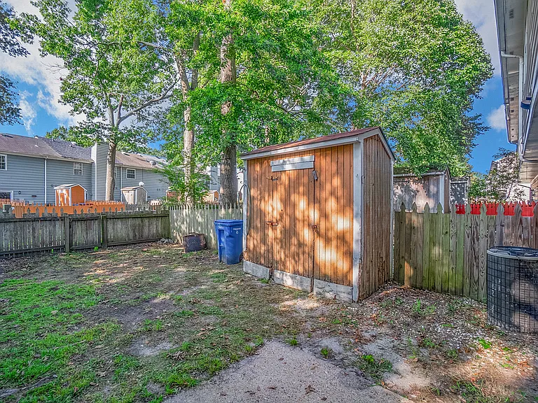 945 Captains Ct — Photo 31