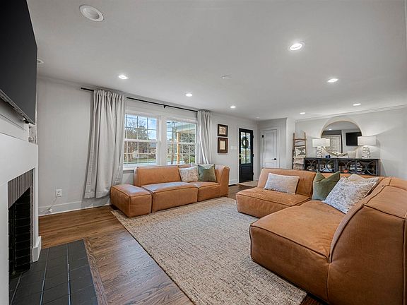 4th image of 801 Magnolia St