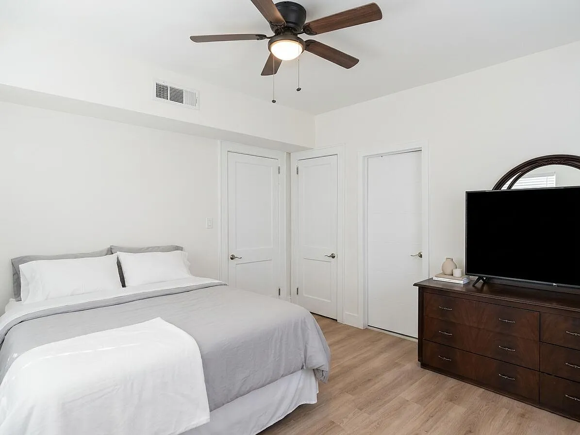 2 bed, 1.0 bath, 7762 sqft, $2,300 — Photo 4