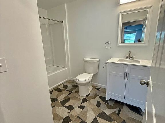 5th image of 938 E 4th St #302