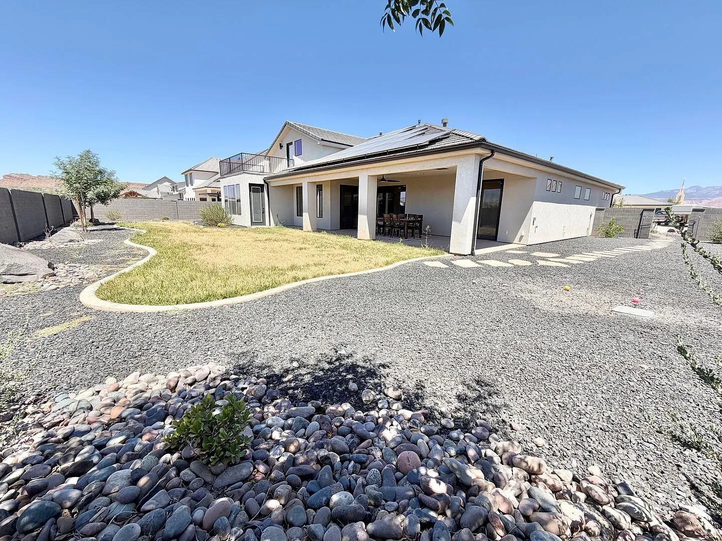 Beautiful Modern 5 Bedroom Home!! — Photo 4