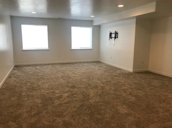 8271 N Iron Horse Dr, Tooele, UT 84074