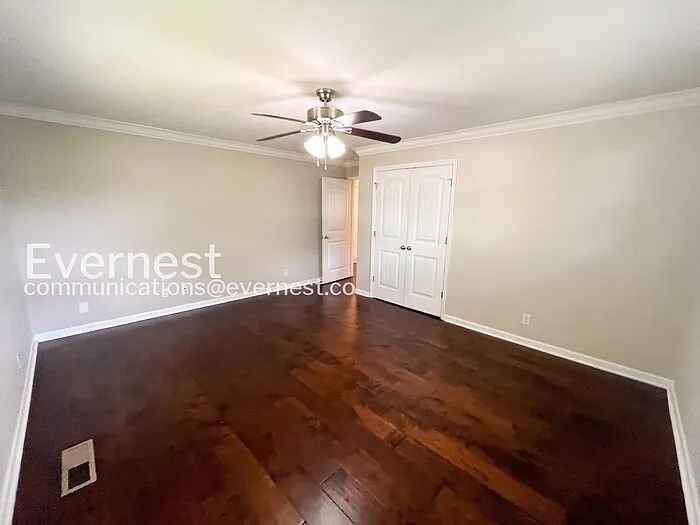 5526 Crestview Dr — Photo 14