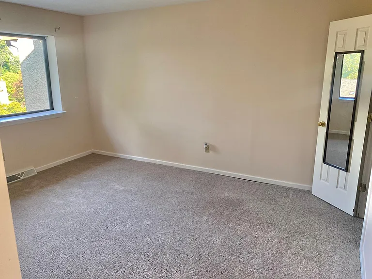 411 Lynetree Dr — Photo 20