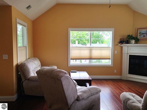 2nd image of 151 E Railroad Ave #B