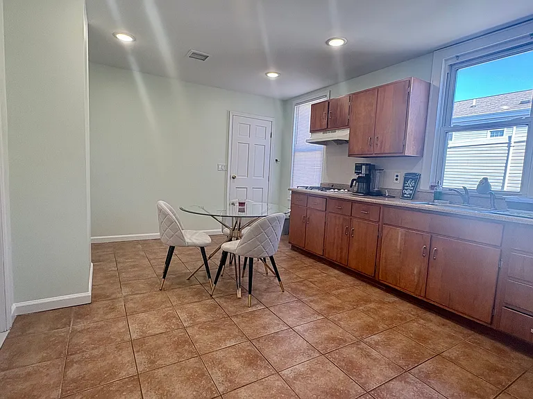 261 Maple St #2 — Photo 9