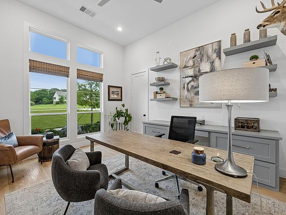 4th image of 1925 Creekview Ct