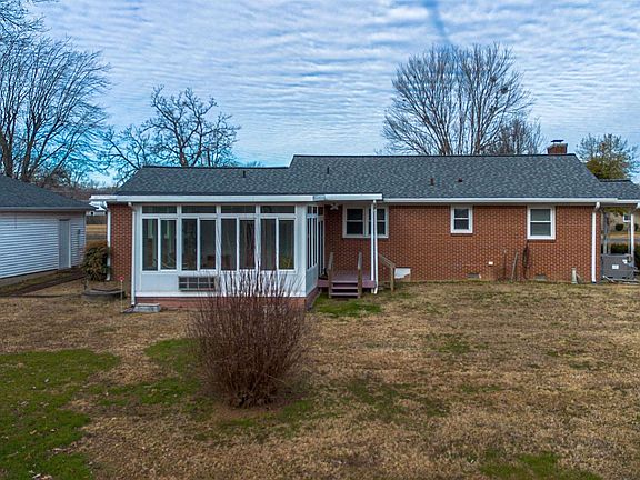 2nd image of 114 N Crestview Dr
