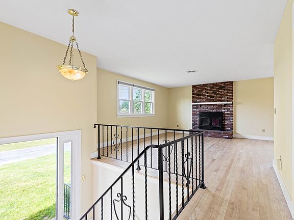 4th image of 10 Leeward Ln