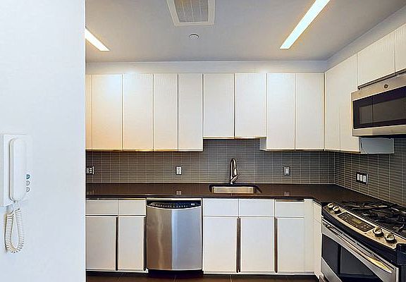4th image of 200 W 67th St APT 33C