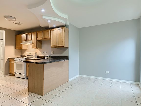 3rd image of 5815 N Spaulding Ave APT 2C