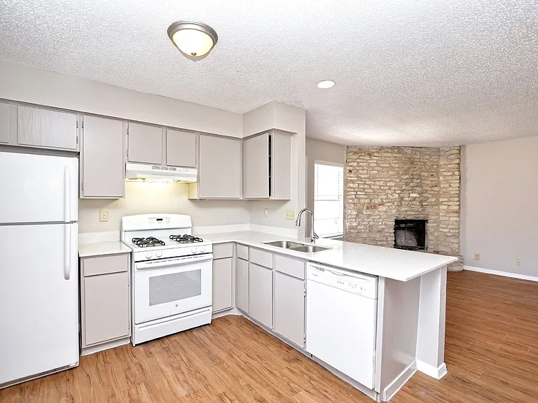 301 Algerita Dr #D — Photo 6