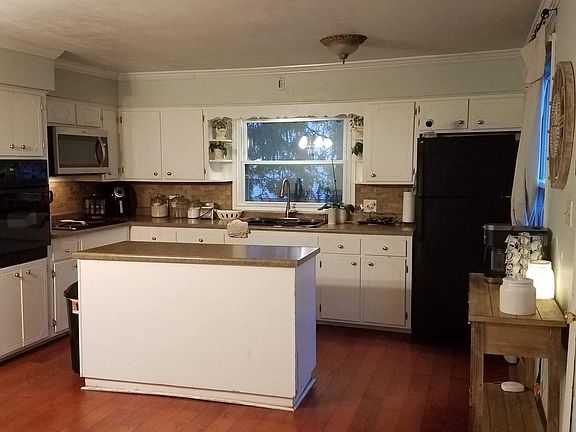 2nd image of 215 Water St